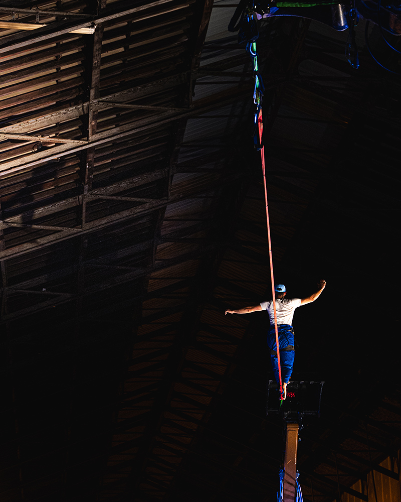 acrobate sur un fil dans le vide