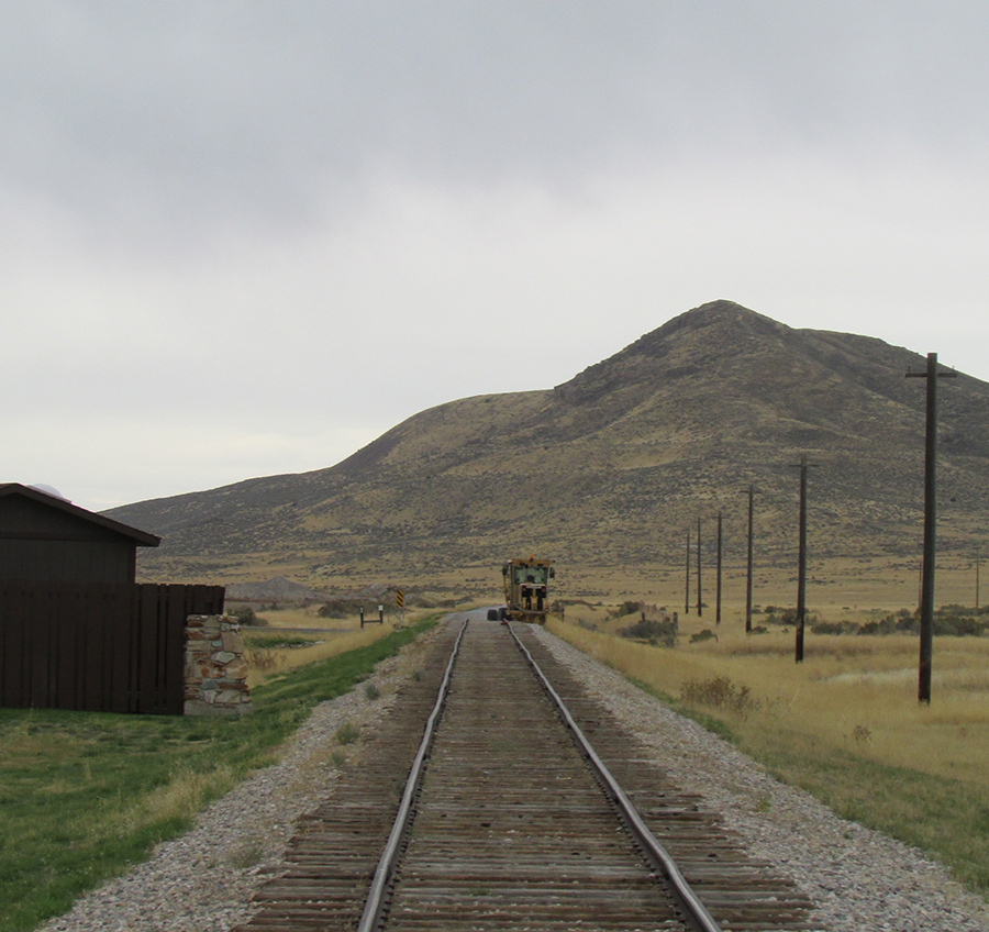 voie ferrée dans une vallée avec montagne