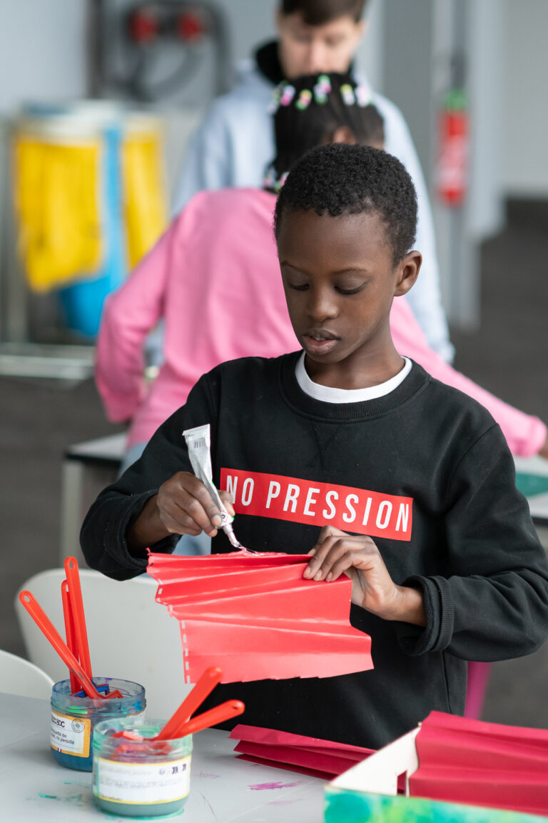 Enfant en train de fabriquer un objet