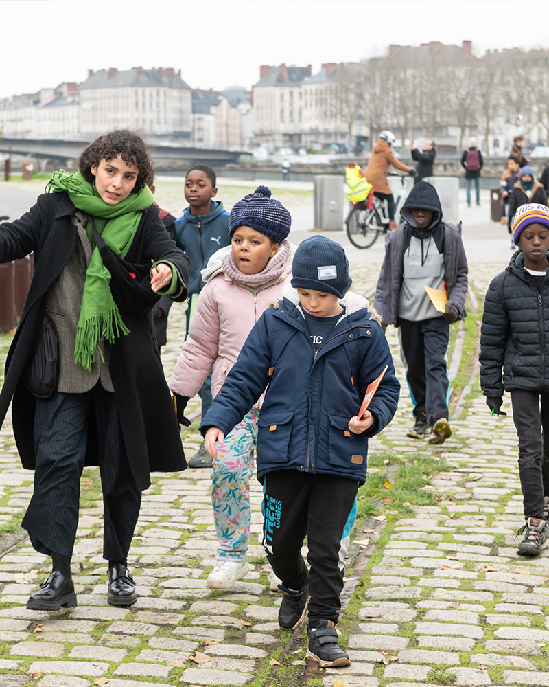 Enfants marchant sur les berges de Loire à Nantes