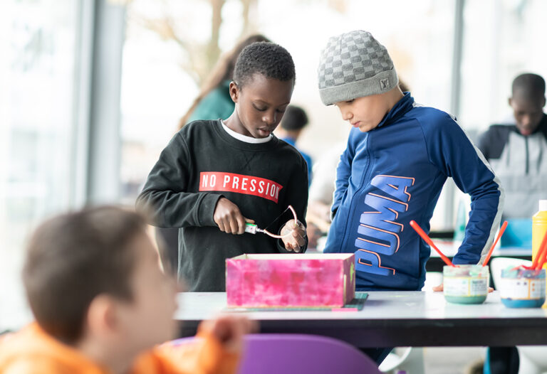 Enfants en train de fabriquer un objet