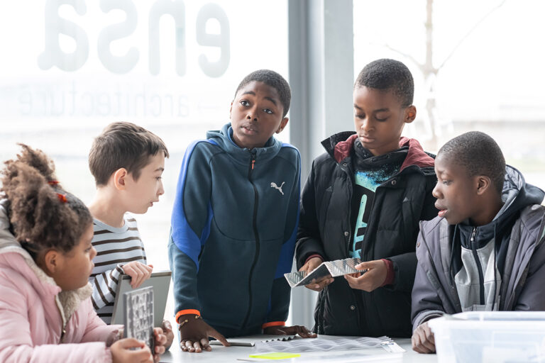 Enfants en train de toucher des matériaux