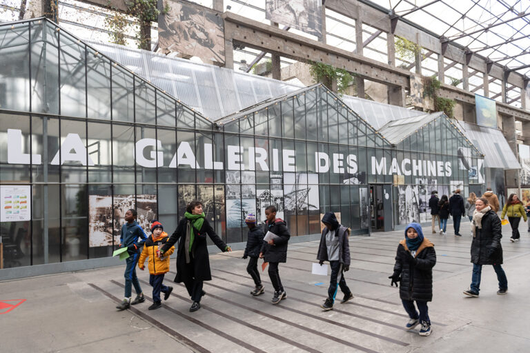 groupe d'enfants marchant en ville