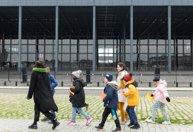 groupe d'enfants marchant en ville