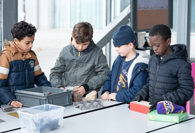 Enfants en train de toucher des matériaux