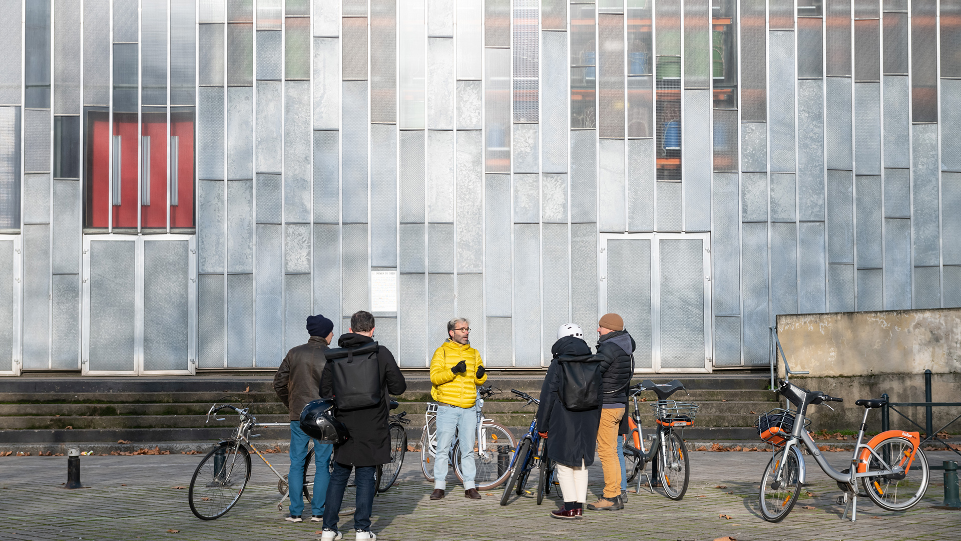 Groupe de personnes devant un bâtiment