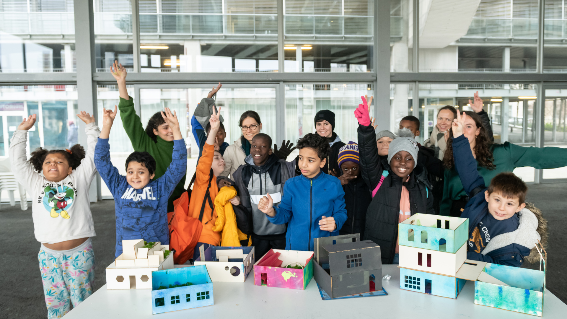 Groupe d'enfants joyeux