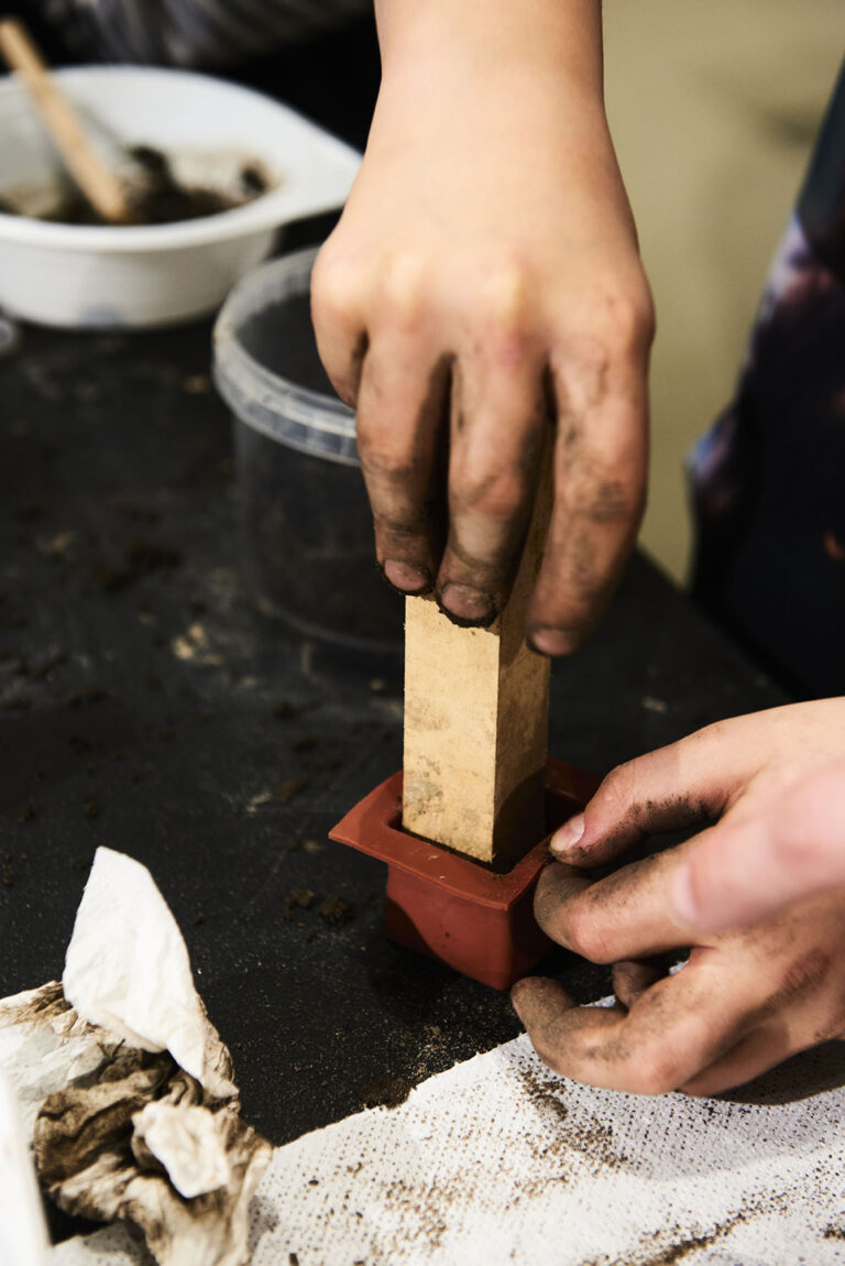 Mains d'enfants manipulant de la terre