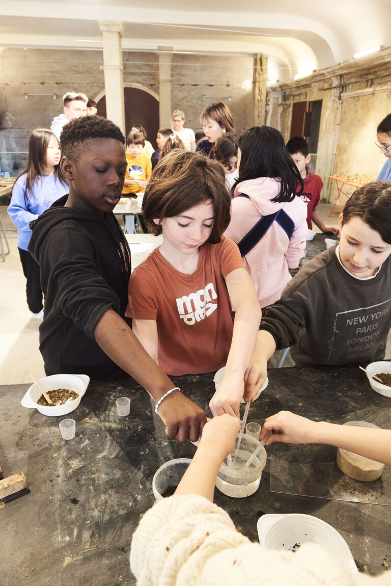 Enfants en train de manipuler de la terre