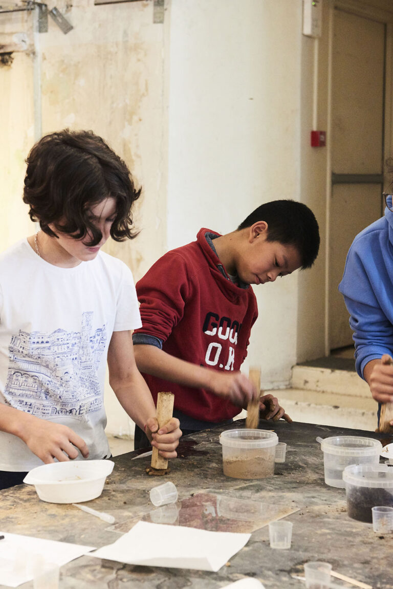 Enfants en train de manipuler de la terre