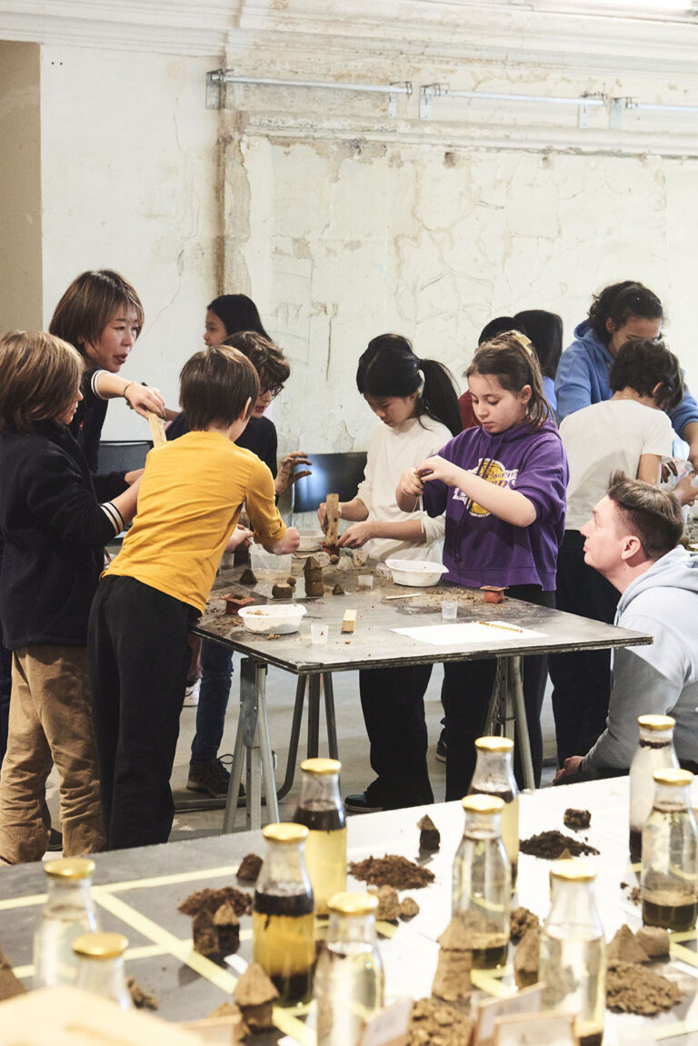 Groupe d'enfants manipulant de la terre