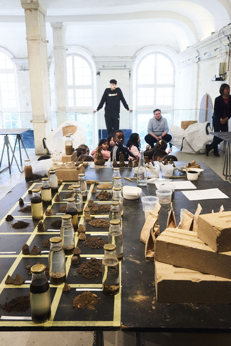 Atelier les mains dans la terre avec des enfants