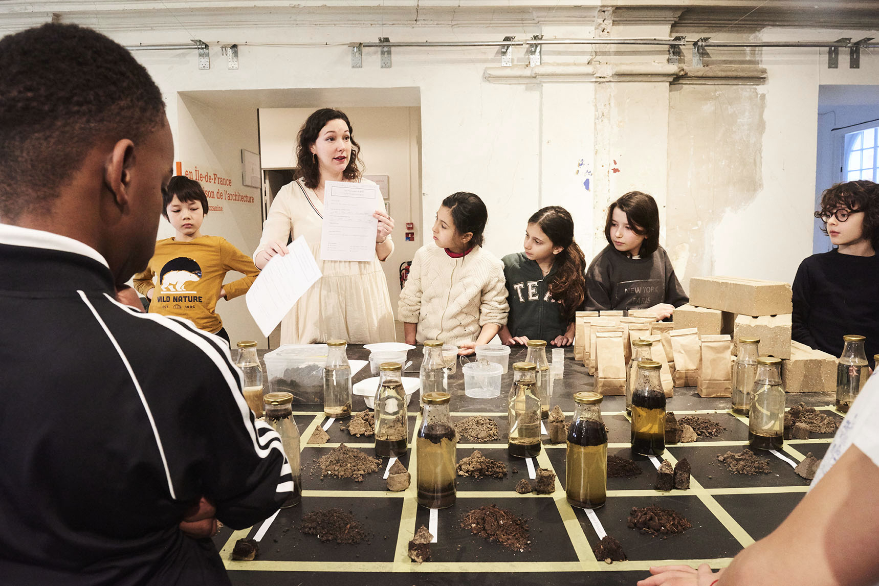 Atelier enfants les mains dans la terre