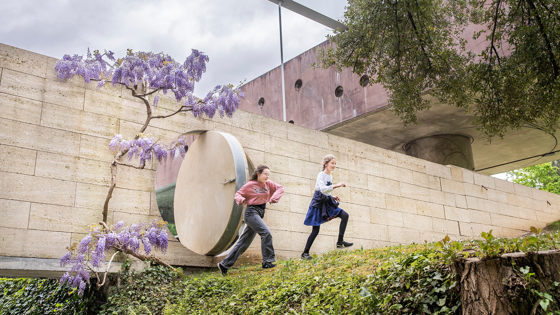 Deux jeunes filles en train de courir dans les jardins de la maison Lemoine à Bordeaux