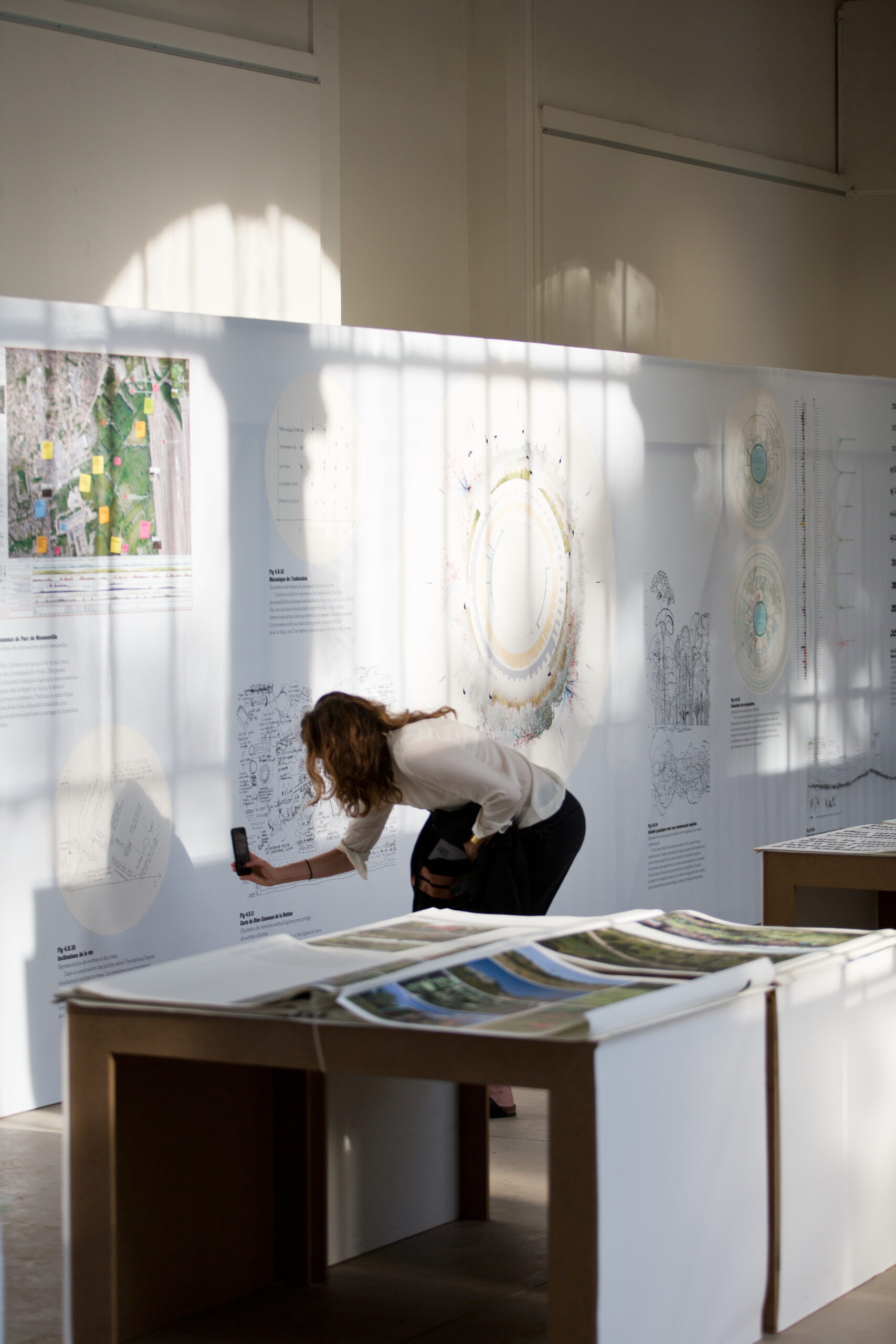 Femme prenant une photo d'une illustration avec son téléphone